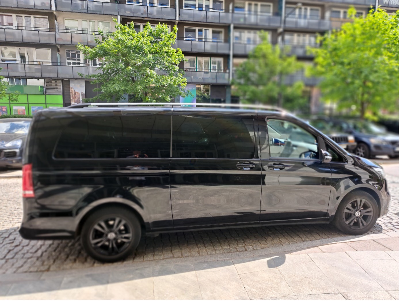 Czarny van mercedes-benz zaparkowany wzdłuż ulicy